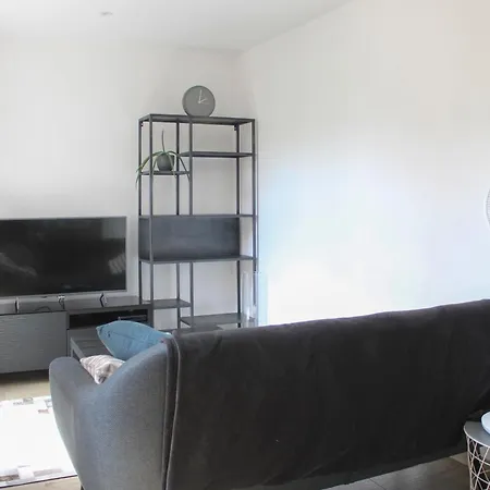 Cozy 40 M On The Outskirts Of Paris *