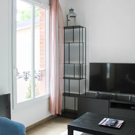 Cozy 40 M On The Outskirts Of Paris *